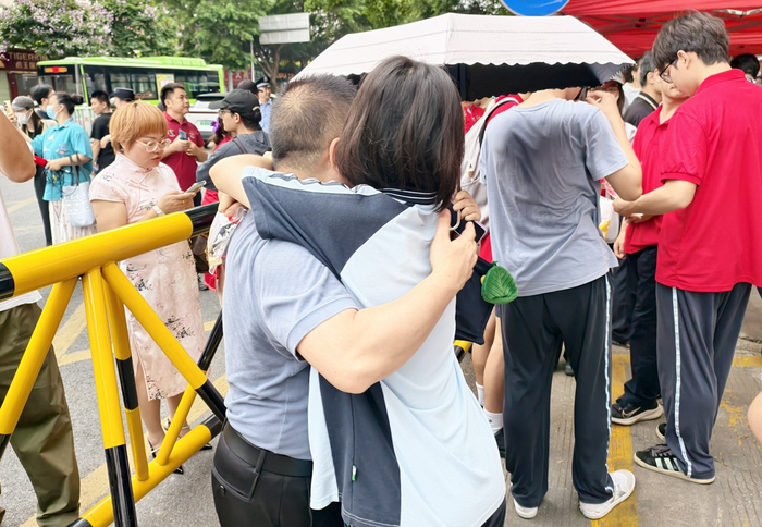     ▲考生进考点前和家长拥抱。    本报记者宋延康 摄