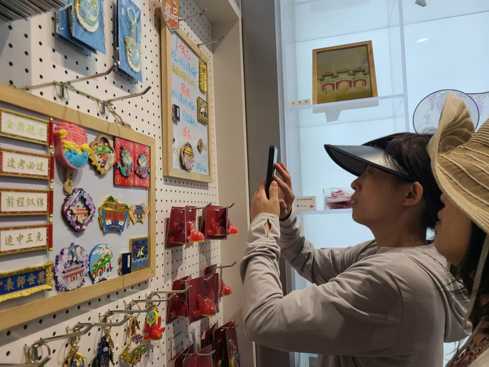 在孔庙和国子监博物馆文创空间，游客给文创产品拍照
