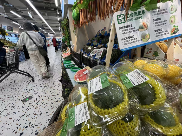 挑选西瓜有技巧。劳动报记者贡俊祺 摄影