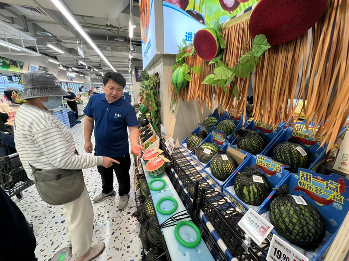 各品种西瓜陆续上市，市民在商超挑瓜、选瓜。劳动报记者贡俊祺 摄影