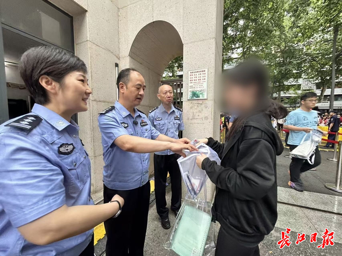 民警将加急制作好的身份证送到考生手中。记者陈勇 摄