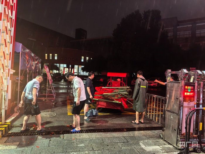 长沙市明德中学应急小组排查安全隐患（央广网发    长沙市明德中学  供图）
