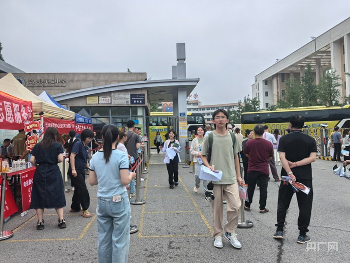 8日上午，长沙县实验中学考点，考生走出考场（央广网记者黄珂岚  摄）
