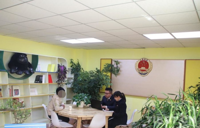 图为“雪莲花”未检工作室成员认真倾听并记录学生讲述自己所遇到的困难