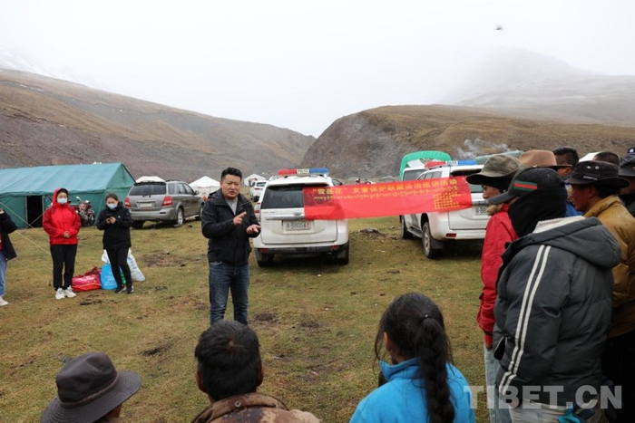 图为2022年6月14日，昌都市“雪莲花”女童保护联盟深入丁青县虫草采挖点开展法治巡讲活动