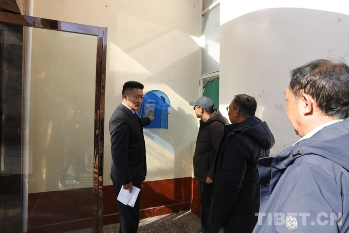 图为安装在校园角落处的“12309雪莲花”求助电话