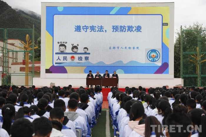 图为“雪莲花”团队走进学校进行法治宣传教育