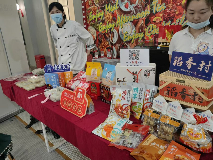 影院与老字号美食联动，现场互动抽奖，最高奖是一个月“馄饨自由” 钟菡 摄