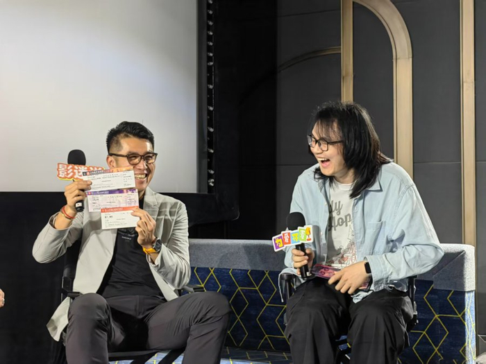 一位影迷带来自己收藏的电影节票根 钟菡 摄