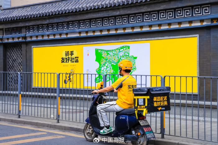 美团近年来陆续推出多项骑手保障福利，并持续完善新就业群体的社会保障。（黄海/摄）