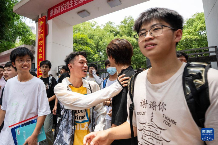 6月9日，在长沙市第一中学考点，考生在高考结束后庆祝。当日，全国部分地区高考结束。新华社记者 陈思汗 摄