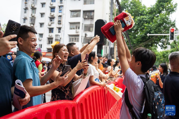 6月9日，在长沙市第一中学考点，家长迎接考生（右一）走出考场。当日，全国部分地区高考结束。新华社记者 陈思汗 摄