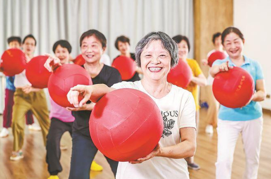 金安社区定期开展书法、八段锦、舞蹈、声乐等老年课程，丰富老年人文化生活。