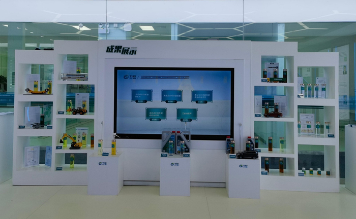 图为太行润滑科技各类润滑油产品展示