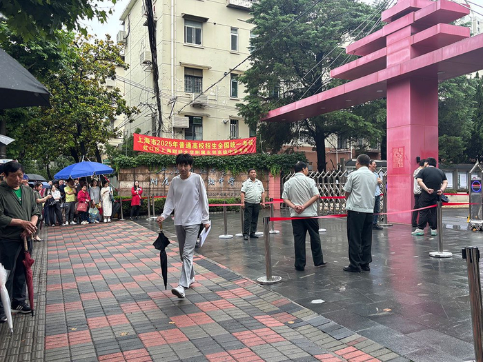 走出考场的考生。澎湃新闻记者 韩晓蓉 图