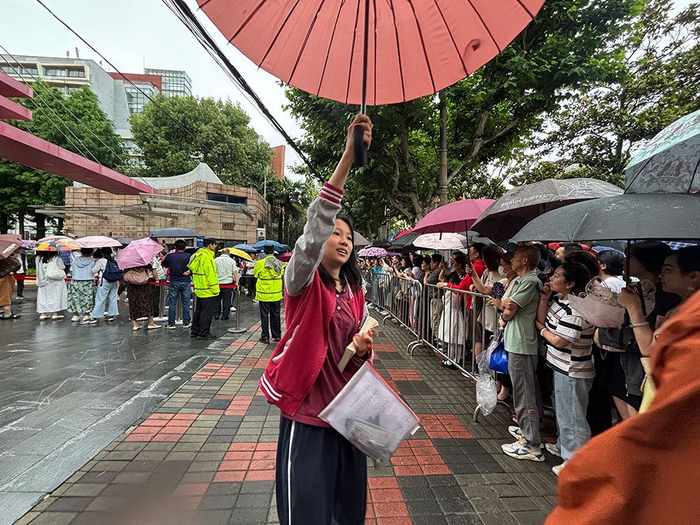 6月8日下午，外语笔试考完了，考生高高举起伞，心情飞扬。 澎湃新闻记者 韩晓蓉 图