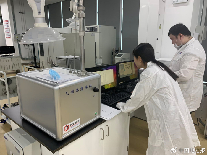 ▲工作室成员开展CO₂混相驱实验流程设计研究