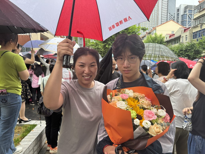 高考外语考试结束后，谭同学收到妈妈送的鲜花。澎湃新闻记者 李菁 图