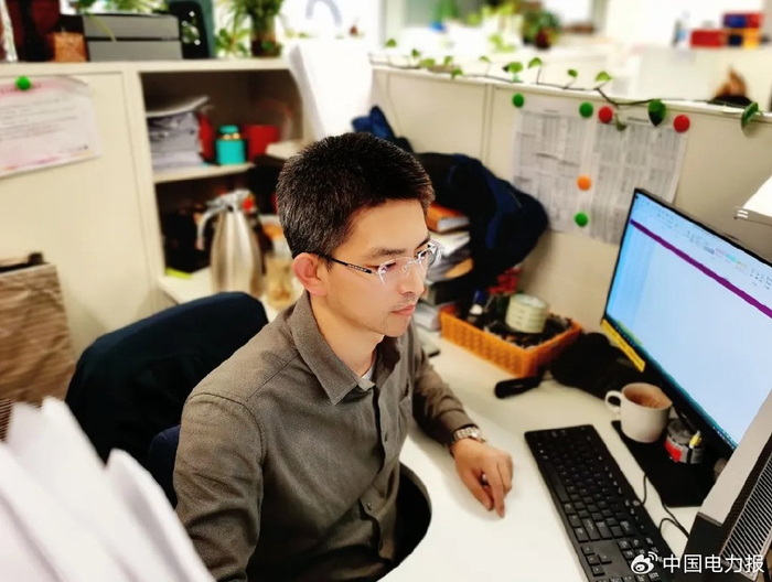 ▲杨仁锋潜心攻关水驱渗流基础理论