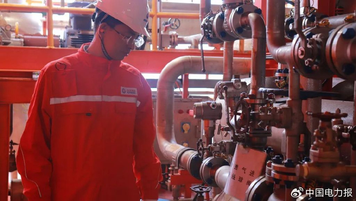 ▲杨仁锋在海洋平台