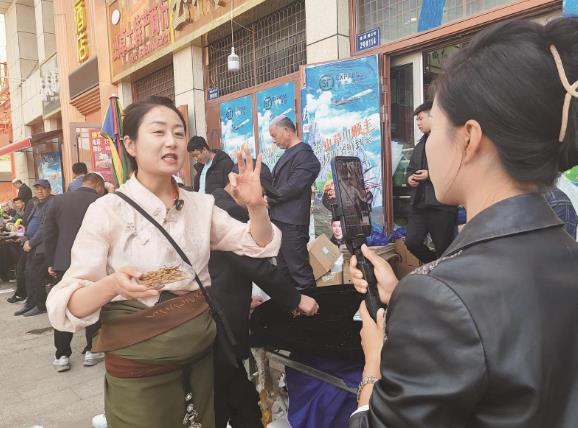 主播通过直播介绍冬虫夏草。