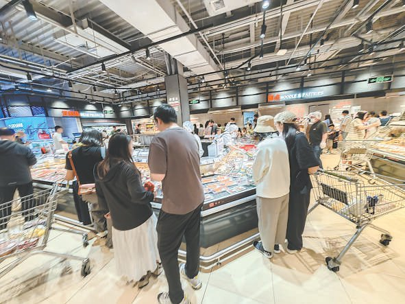 昨天，顾客在永辉超市喜隆多店选购商品。 本报记者 吴镝 摄