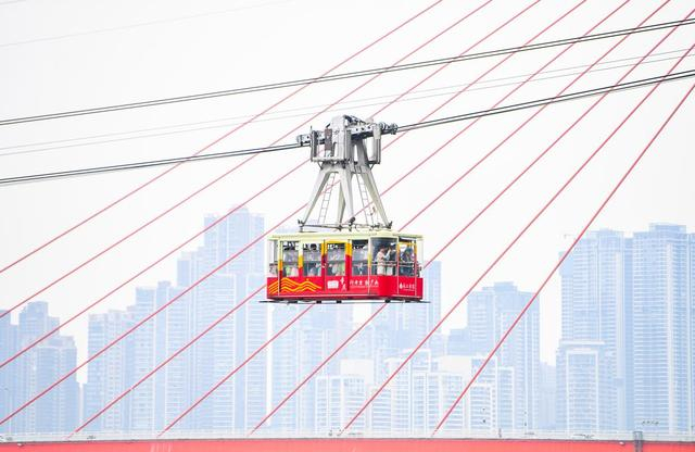 6月7日，游客乘坐缆车观赏重庆城市景色。新华社记者 王全超 摄