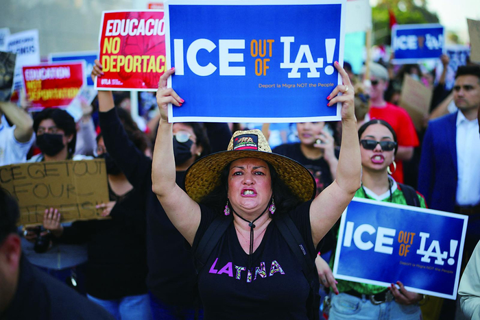     在洛杉矶，抗议者手举标语参加集会。