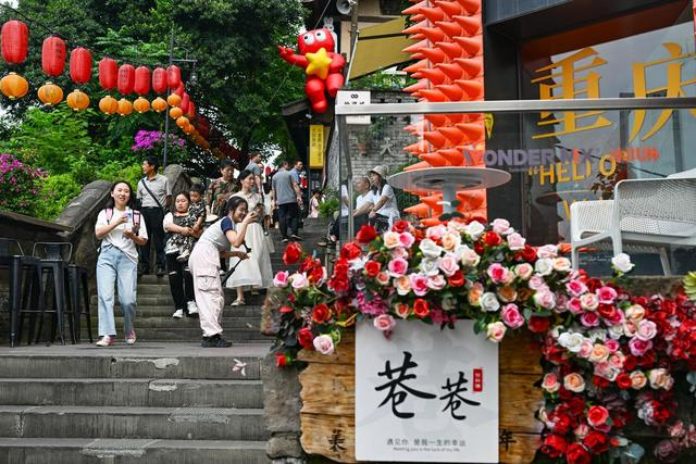 6月8日，游客在重庆市渝中区山城巷游览、拍照。新华社记者 王全超 摄