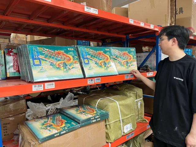 在关卫江的玩具仓库中，工作人员正在清点九连环适老玩具（受访者供图）