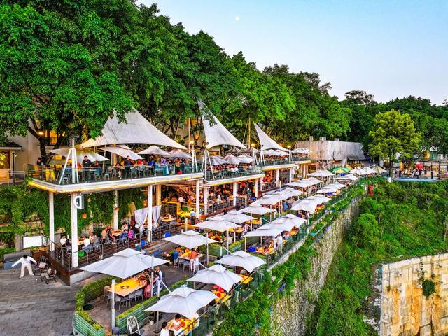 5月10日，消费者在重庆南山一火锅店用餐（无人机照片）。新华社记者 王全超 摄