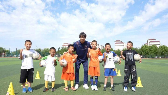 李董镭和孩子们