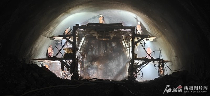 艾肯隧道内，建设者在加紧施工。那巴公路项目部供图
