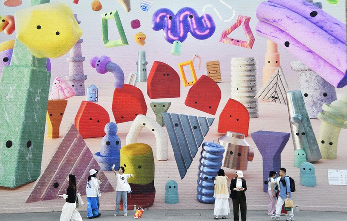 2025年5月4日，游客在798艺术区内游览。新华社记者 李欣 摄