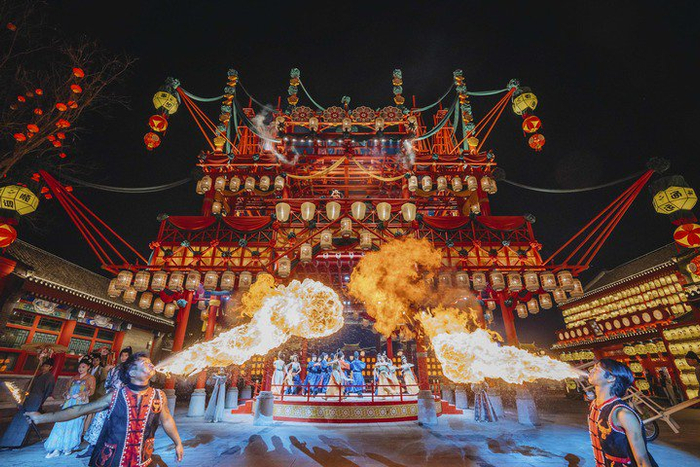 2025年6月2日晚，演员在河北省唐山市丰南区河头老街景区为游客演出。新华社发（刘满仓摄）