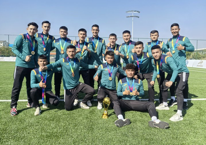 江苏“村超”总决赛，来自新疆的伊宁县代表队斩获冠军