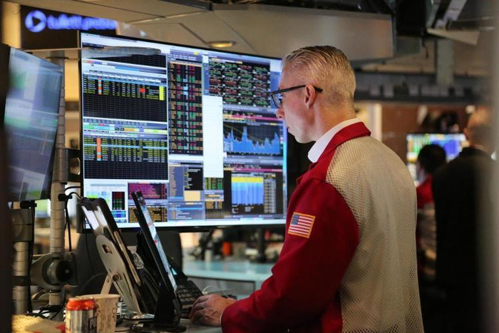 5月2日，交易员在美国纽约证券交易所交易大厅内工作。