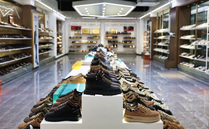 现在，公牛世家主打男士休闲鞋（摄影：展钊）