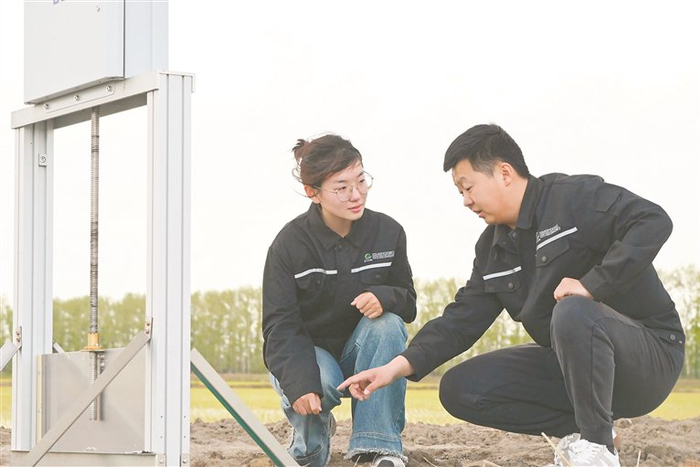     技术人员正向青年农业工作者讲解现代农业设备设施如何改变传统农业种植形态。徐磊摄