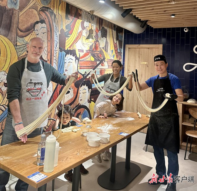 在金味德西班牙巴塞罗那店，当地居民正在体验拉面。甘肃金味德拉面文化产业集团有限公司供图