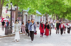 　　中央大街上，各地游客纷至沓来。本报记者 刘达齐摄