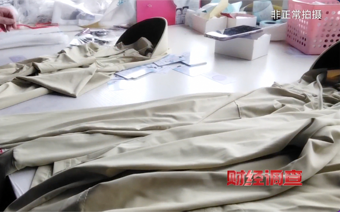 ▲被曝光的“三无”防晒衣。图/央视新闻截图