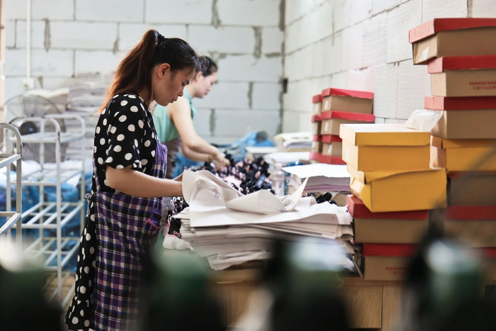 陈洪火的工厂里，工人正在打包（摄影：展钊）