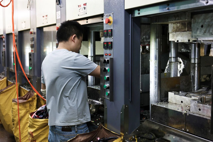 晋江鑫舒踏鞋业的工厂内部（摄影：展钊）