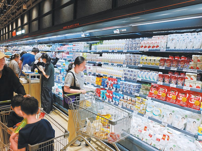 昨天，顾客在位于石景山区喜隆多购物中心二层的永辉超市选购商品。 本报记者 吴镝摄