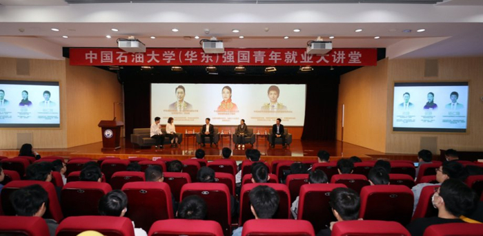 ▲杨仁锋向高校学生宣讲工作室勇于创新的事迹和精神