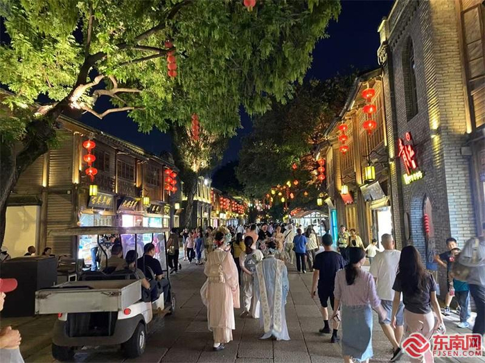 夜晚游客在逛街。