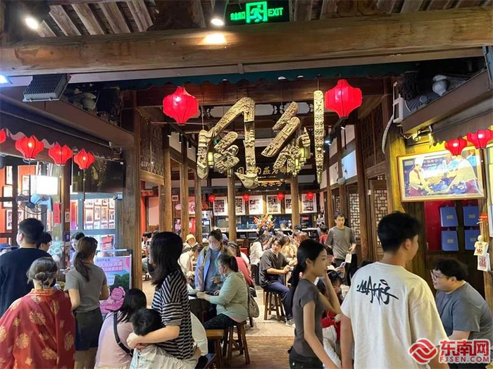 夜晚，不少游客在用餐。