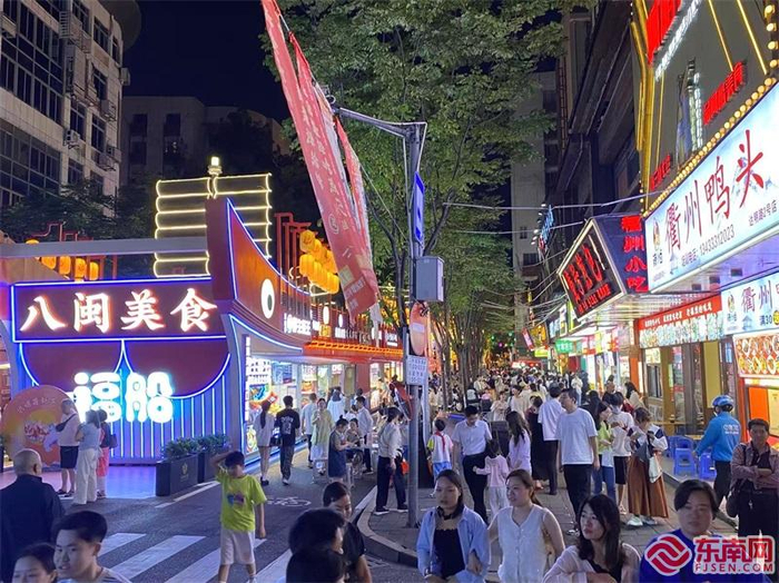 福州达明美食街。