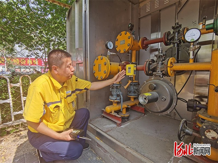 5月29日，廊坊新奥燃气有限公司综合维护员介绍燃气调压器上安装的无线智能压力监测仪如何发挥作用。河北日报记者 李冬云摄